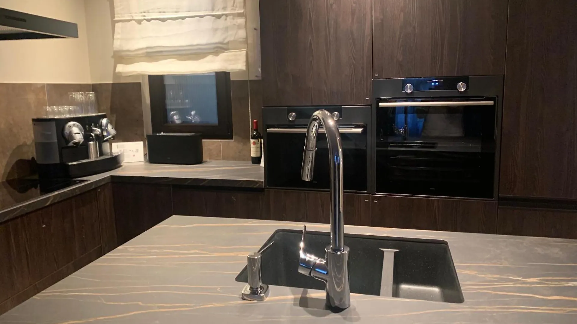 Botanique Suites Airbnb, Antwerpen 0*,