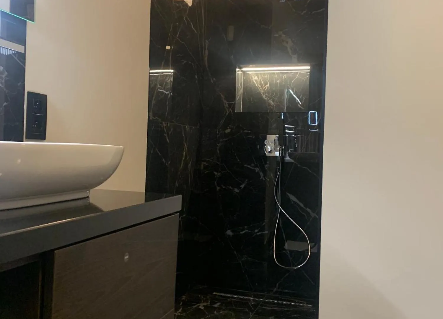 Botanique Suites Airbnb, Antwerpen 0*,