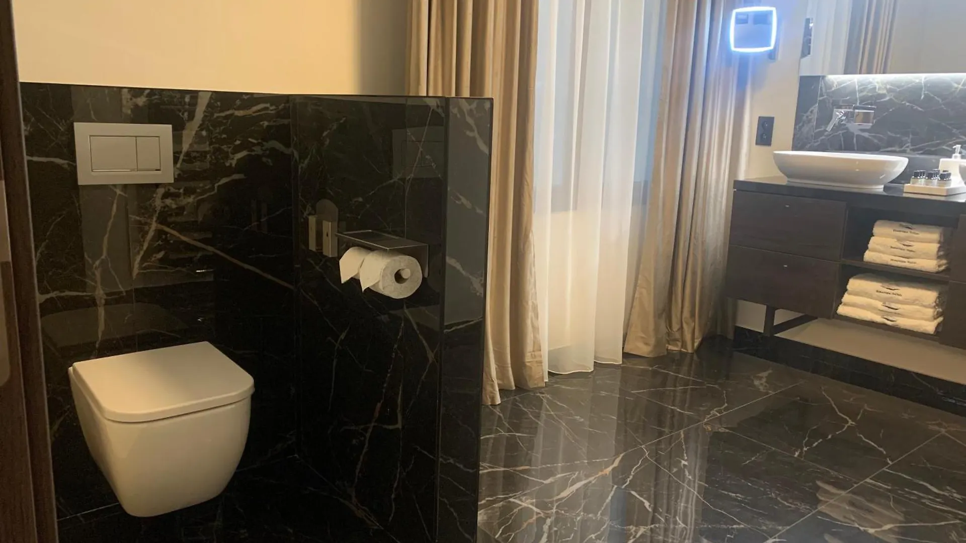 Botanique Suites Airbnb, Antwerpen