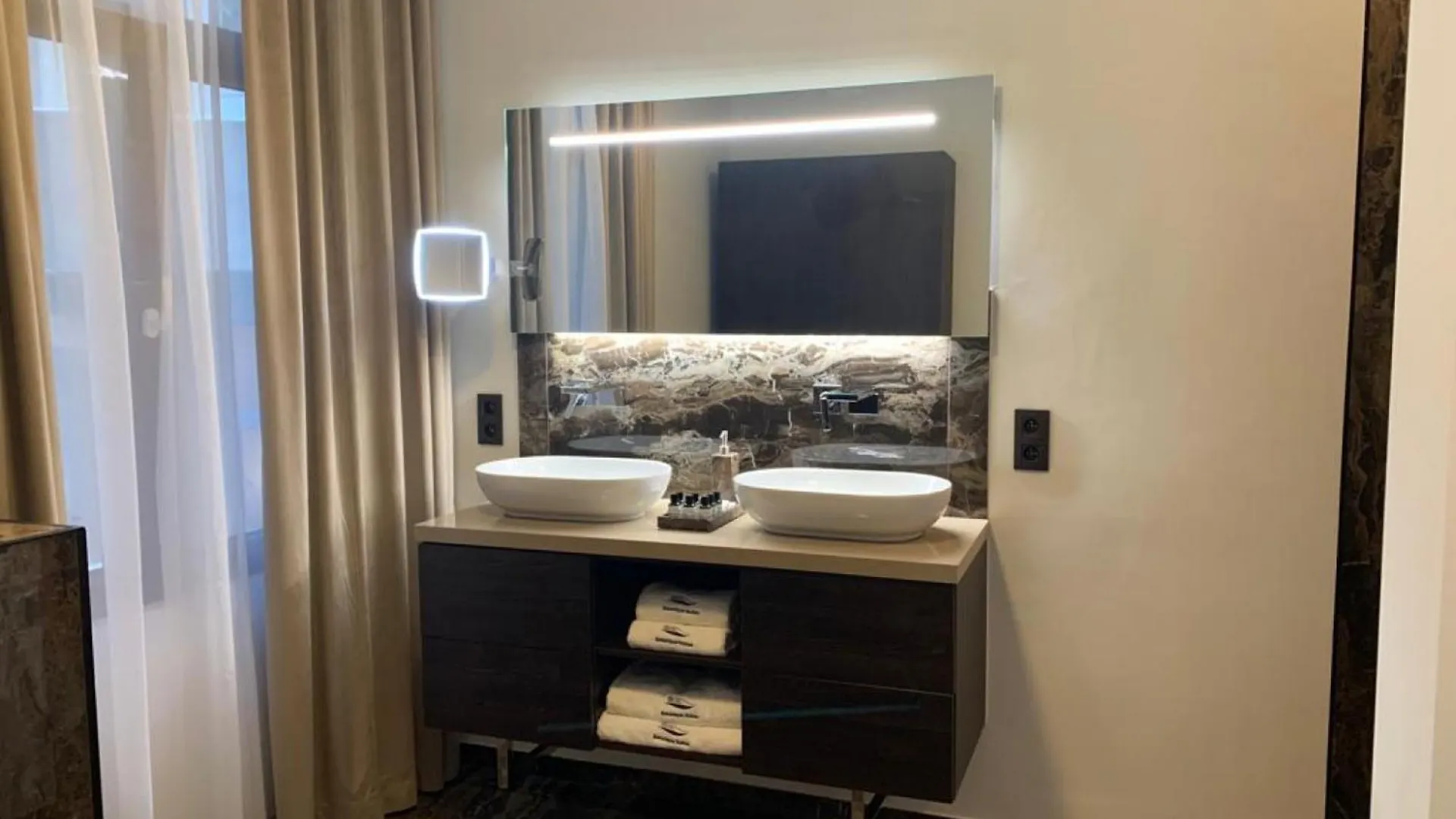 Botanique Suites Airbnb, Antwerpen Lägenhet
