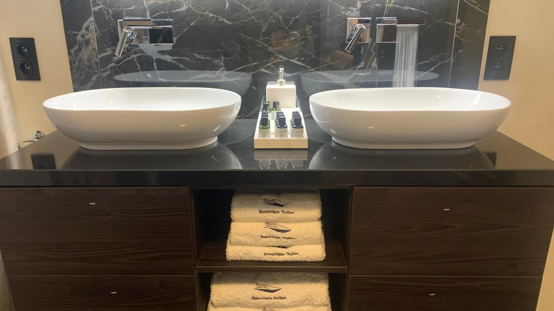 Botanique Suites Airbnb, Antwerpen